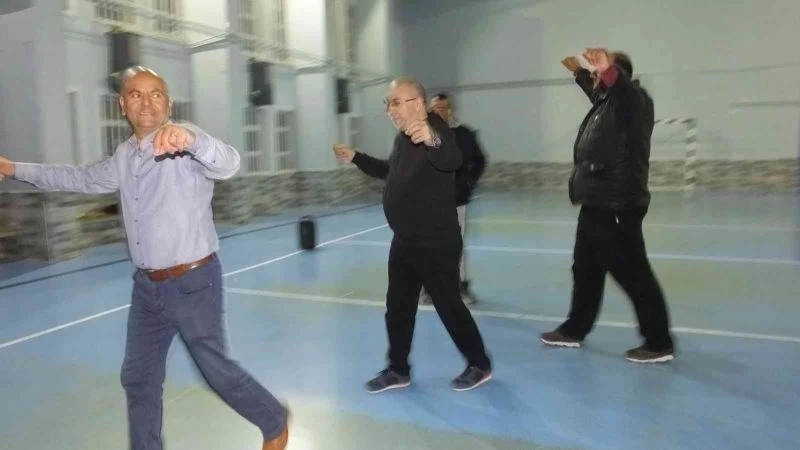 Balıkesir’de mahalle muhtarları zeybek, çökertme ve Edremit güvende oyunlarını öğrendi
