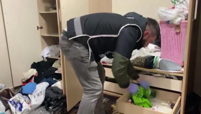 Elbise dolabından 3 adet ruhsatsız tabanca çıktı
