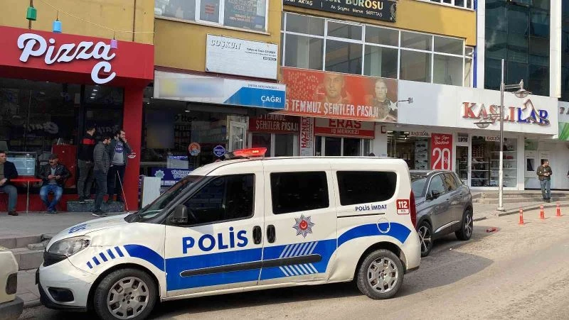 Yaşlı adam iş hanının merdiveninde ölü bulundu
