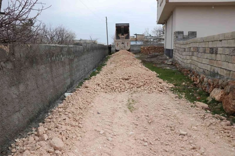 Bozova kırsal mahallelerinde stabilize yol çalışmaları devam ediyor
