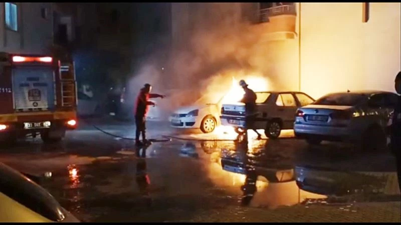 Otomobil alev alev yandı, yanındaki iki araçta da hasar oluştu
