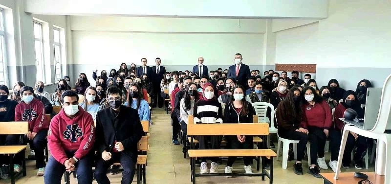 Kaymakam lise öğrencilerine başarının yollarını anlattı

