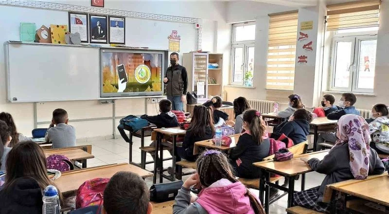 Kütahya’da öğrencilere ağaç dikmenin önemi anlatılıyor
