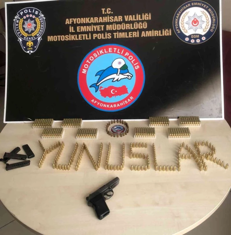 Şüphe üzerine durdurulan araçta ruhsatsız silah ve 623 adet mermi ele geçirildi
