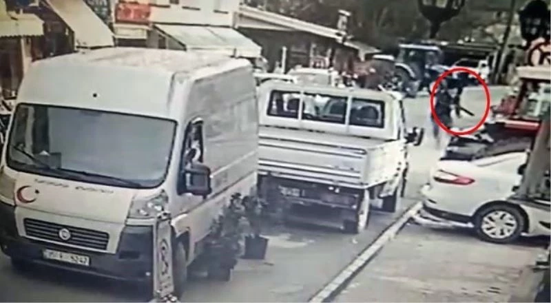 Husumetlisini böyle vurdu, dakikalar sonra elini kolunu sallaya sallaya gitti
