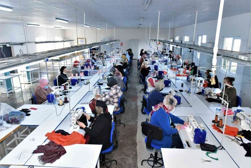 Kadınlar bu merkezde tekstilin inceliklerini öğreniyorlar
