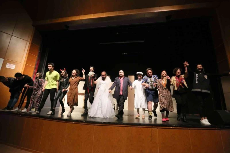 Efeler’in Dünya Tiyatro Günü’ne özel oyunu tiyatroseverlerle buluştu
