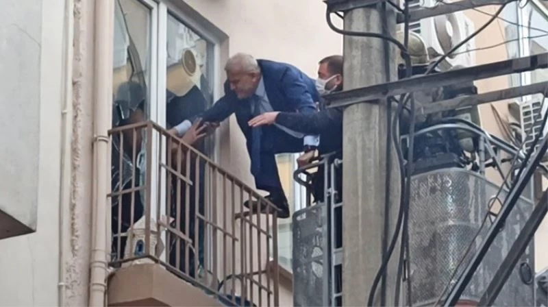 Evi yakıp kendisini içeriye kilitleyen genç adamı polis böyle kurtardı
