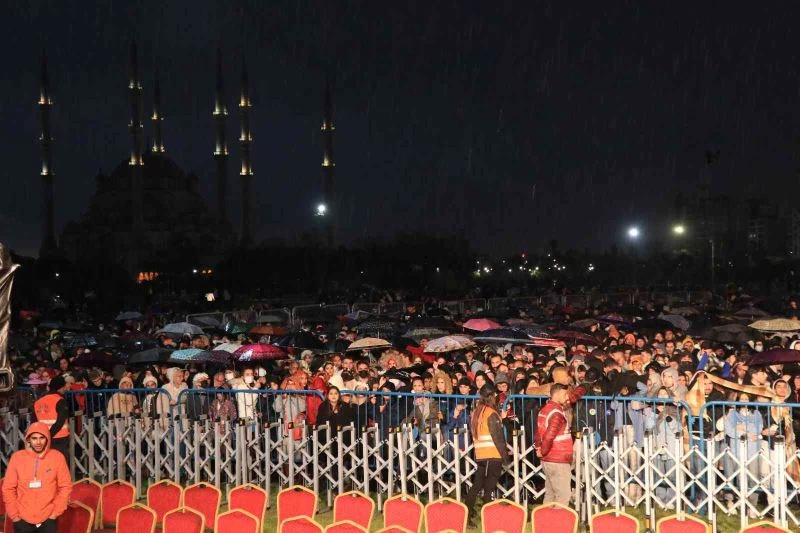 Adanalıları yağmur bile durduramadı
