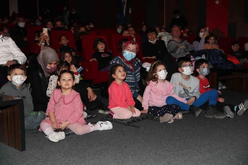 Merkezefendi Belediyesi Kent Tiyatrosu’nun sergilediği oyuna miniklerden yoğun ilgi
