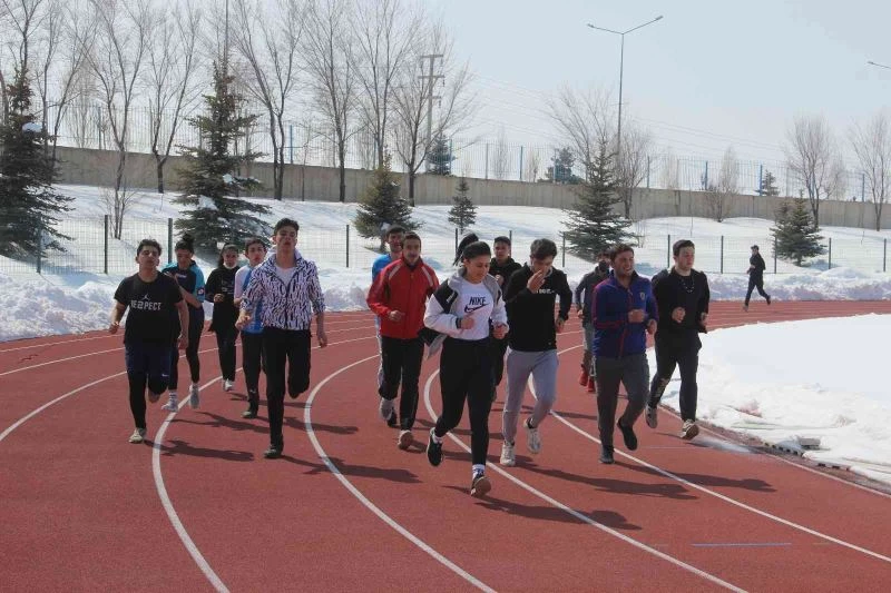 Liseli öğrenciler otizmliler için koştu
