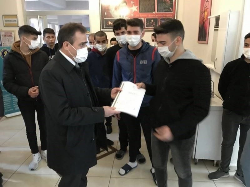 Kaymakam İlyas Memiş okulları ziyaret etti
