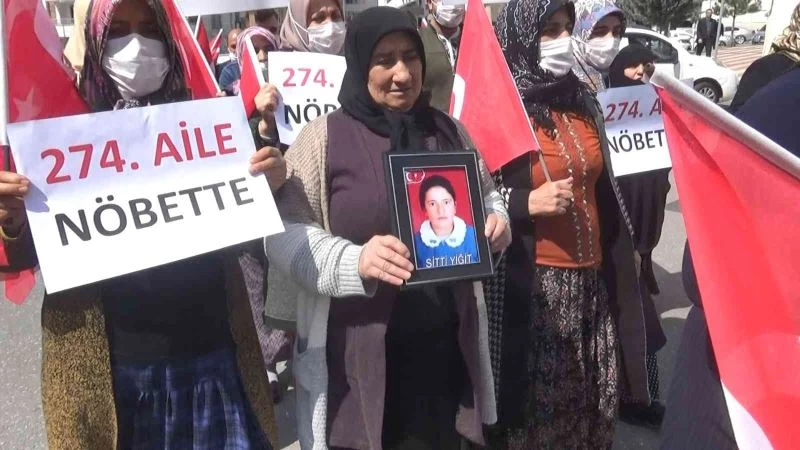 HDP önündeki evlat nöbetine bir aile daha katılarak sayı 274’e yükseldi
