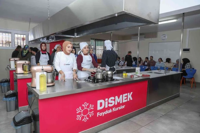 DİSMEK kursiyerleri jüri karşısında hünerlerini sergiledi
