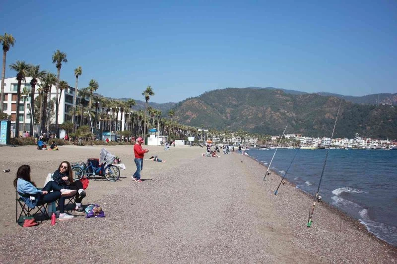 Güzel havayı gören Marmarisliler, plajları ve piknik alanlarını doldurdu
