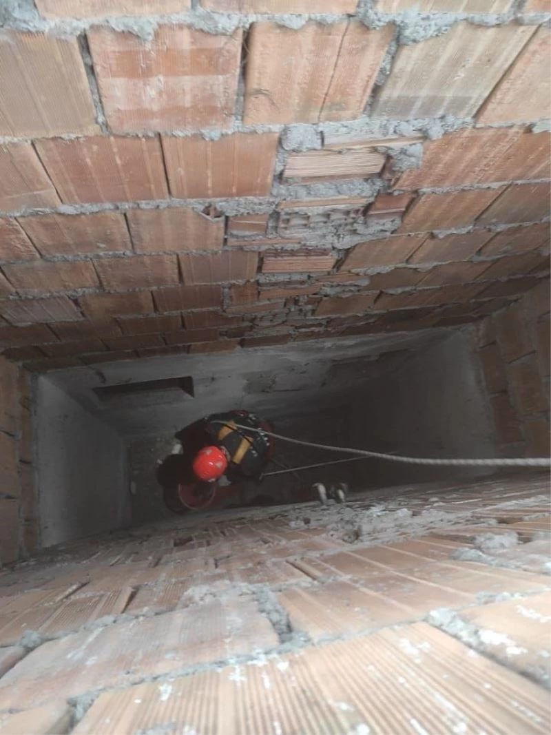 İki gündür havalandırma boşluğunda mahsur kalan kediyi itfaiye kurtardı
