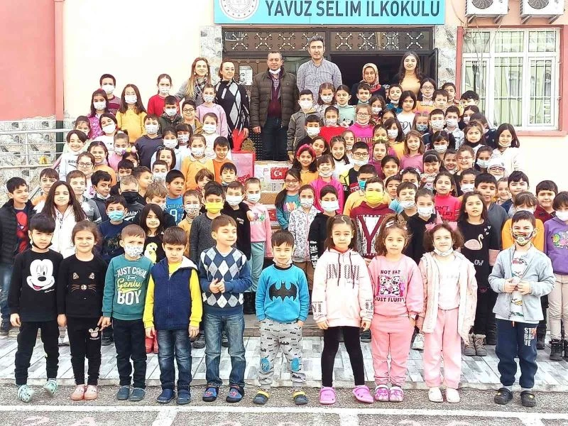 Minik öğrencilerin gönderdiği leblebi ve mektuplar ulaştı
