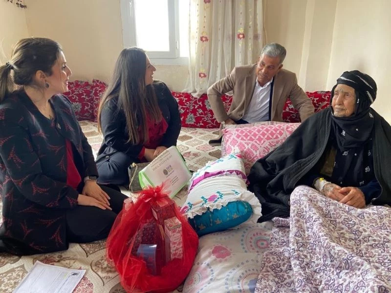 Şanlıurfa’da protokol eşleri yaşlıları unutmadı
