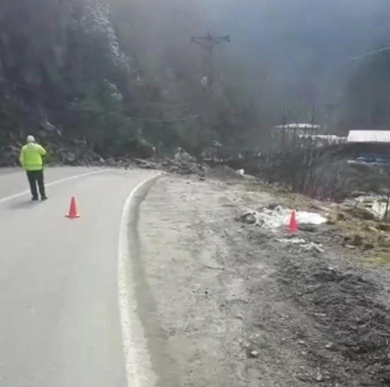 Rize’de heyelan Ayder Yaylası’nın yolunu ulaşıma kapattı
