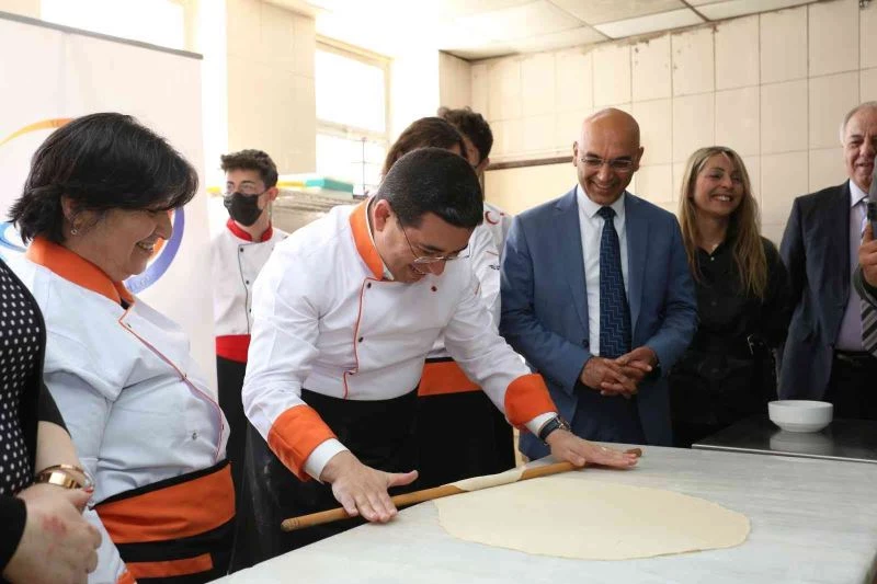 Başkan Tütüncü, gençlik buluşmasında mantı açtı
