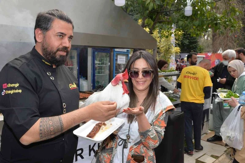 Adana’nın horozu da kebap yiyor
