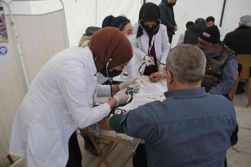 Genç hekimler vatandaşları sağlık taramasından geçiriyor

