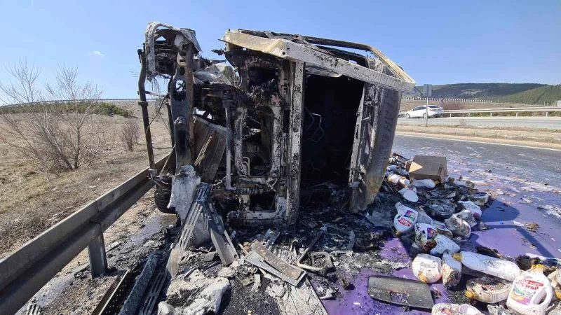 Metrelerce sürüklenen tır alev aldı, yüzlerce çocuk bezi ve deterjan yola savruldu
