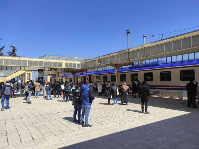 Kütahya’da otobüs fiyatlarını pahalı bulan vatandaşlar trene yöneldi
