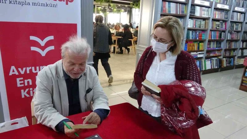 Yazar Nedim Gürsel’den imza günü
