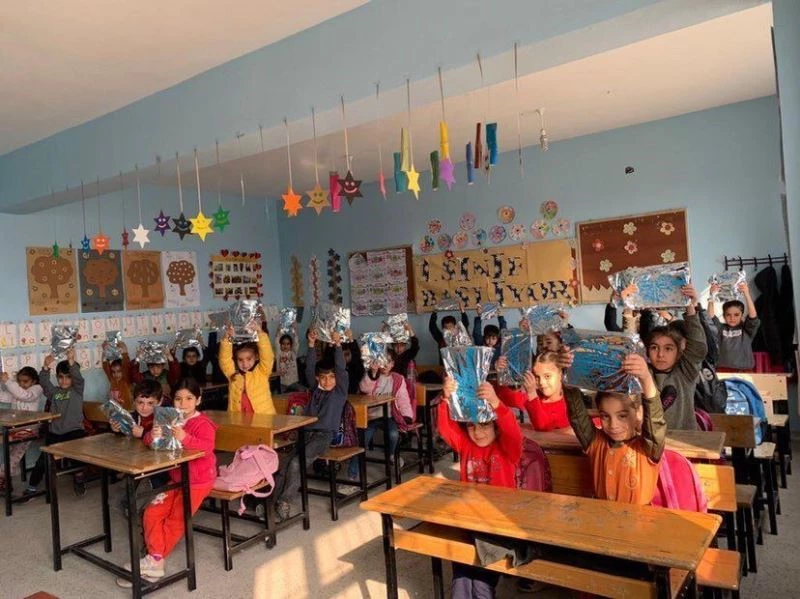 Eskişehir’den 8 şehre küçük kalpleri sevindiren yardım
