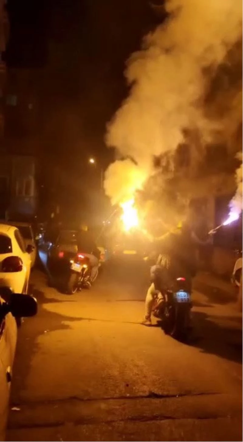 Küçükçekmece’de yolu kapatıp asker eğlencesi yaptılar
