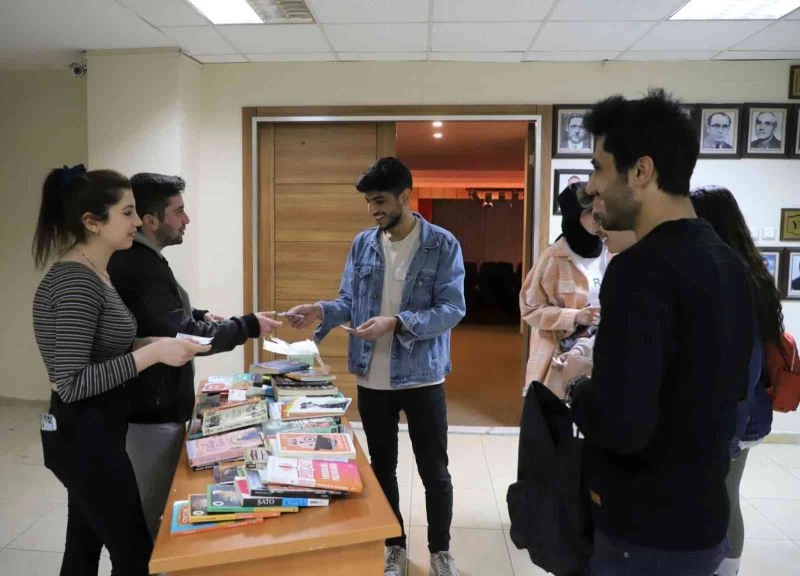 Özel oyuna kitapla girdiler
