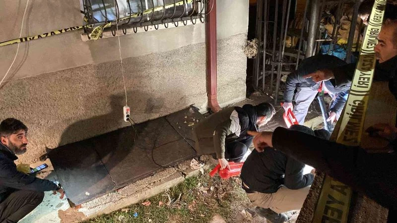 Tarihi eser kaçakçılarının kaçarken etrafa saçtığı altınları polis bakın nasıl topladı
