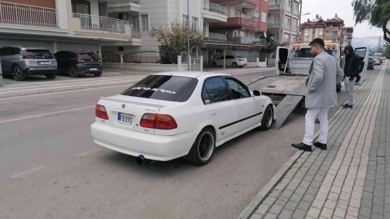 Gürültü kirliliği oluşturan araç sürücüne ceza kesilip, araç trafikten men edildi
