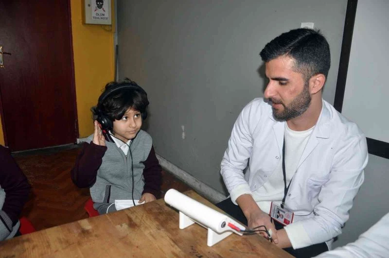 Yüksekova’da ilkokul öğrencileri işitme testinden geçirildi
