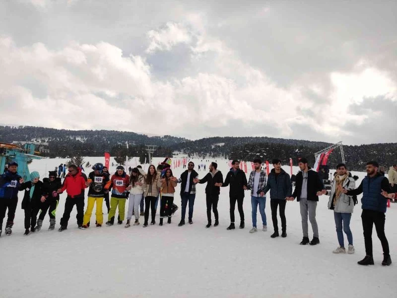 Kayak merkezinde halaylı kayak keyfi
