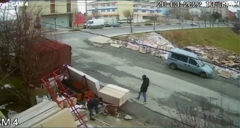 El arabasının içindeki kumu döküp çaldılar, o anlar kamerada
