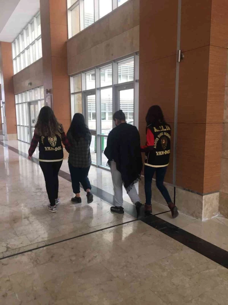 Pazarda yankesicilik yapan 2 suç makinesi kadın tutuklandı
