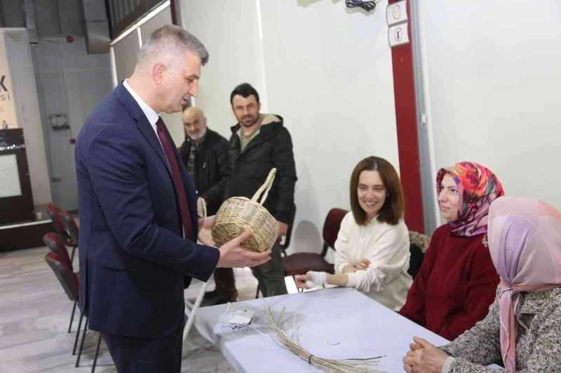 Söğüt dalıyla sepet yapımını öğrendiler
