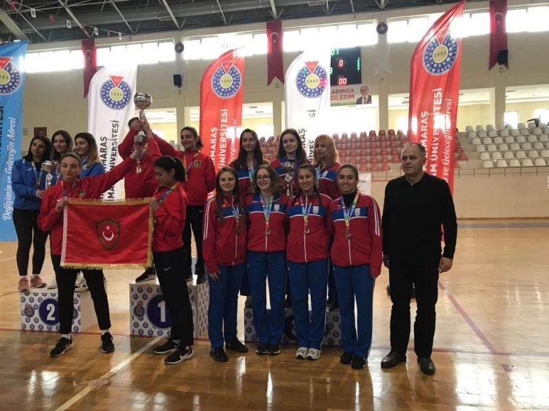 MSKÜ Oryantiring takımı kürsüde
