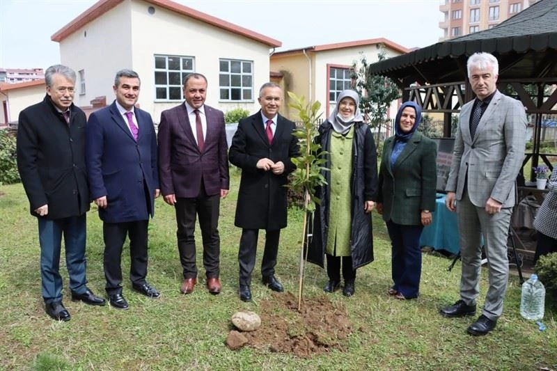 Rize’de okul bahçelerine meyve fidanları dikildi
