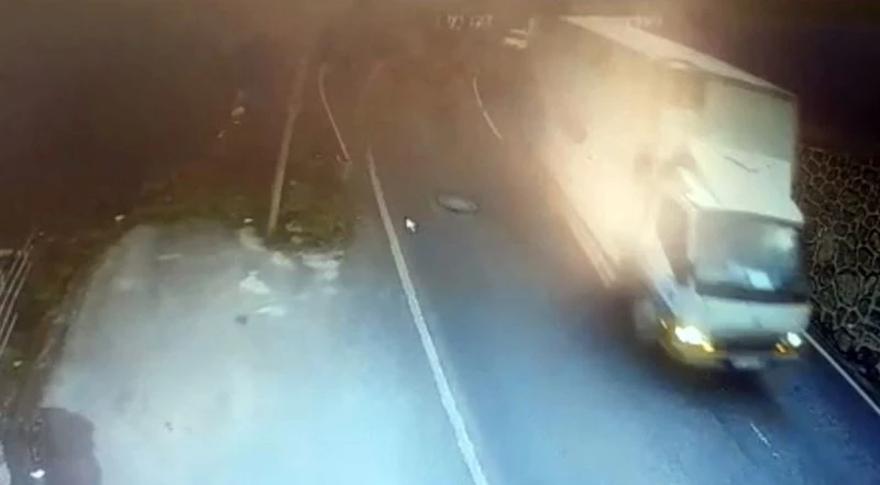 İstanbul’da akıl almaz kaza kamerada: Kamyonet uçurumdan alt sokağa uçup yan yattı
