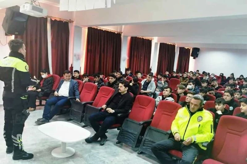 Çavdarhisar’da lise öğrencilerine trafik güvenliği eğitimi
