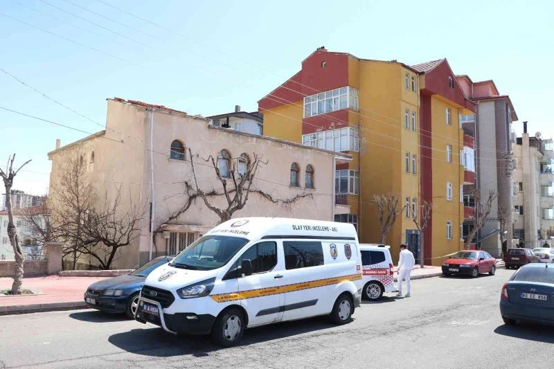 Merdivenlerden düşen adam öldü
