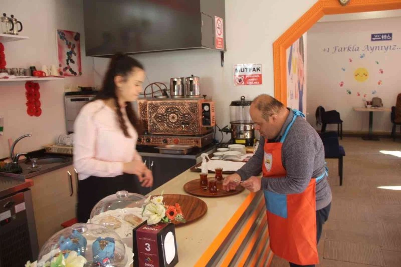 Down sendromluların çalıştığı kafeye yoğun ilgi
