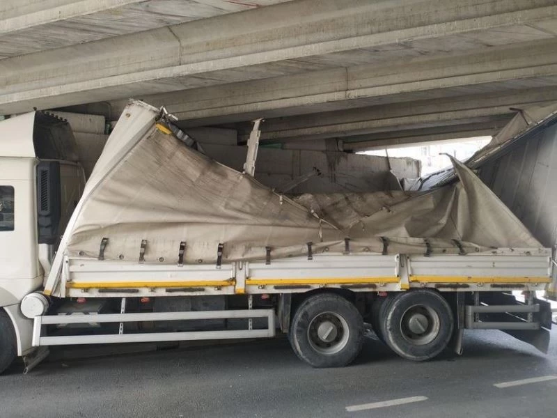 Küçükçekmece’de tır köprüye sıkıştı
