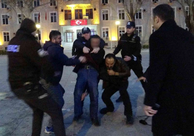 Üzerine benzin dökerek kendini yakmak isteyen vatandaşa polis müdahale etti
