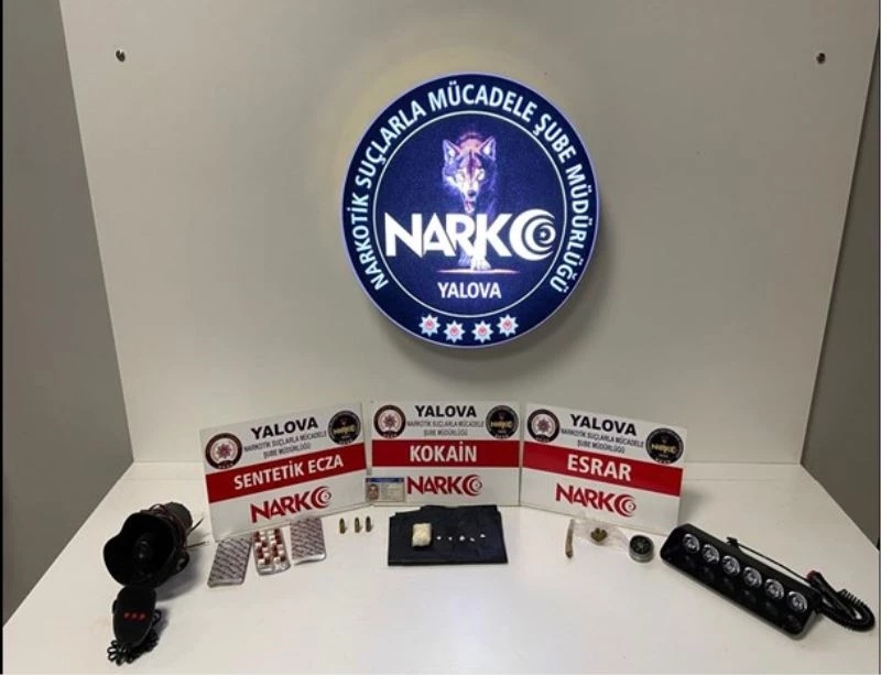 Çakar lamba ve polis sireni bulunan araçtan uyuşturucu çıktı
