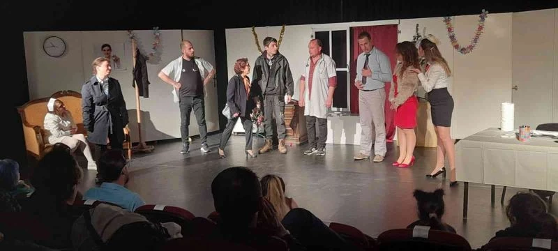 Kuşadası’ndan ’Yaşasın Tiyatro’ sesleri yükseldi
