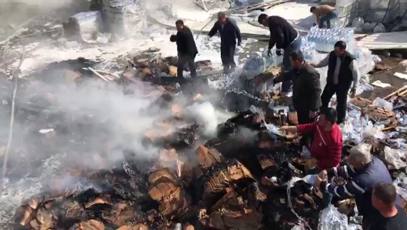 Su fabrikasındaki yangına pet şişeyle müdahale
